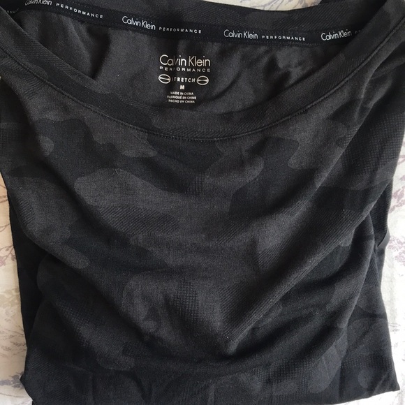 Calvin Klein workout top - Picture 2 of 5